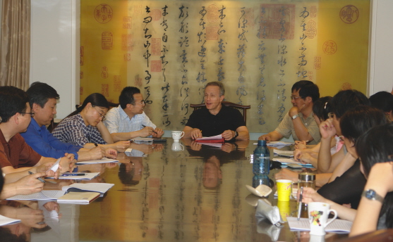 Shusterman leading a seminar on Somaesthetics at Peking University