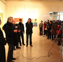 Shusterman speaking at an art gallery