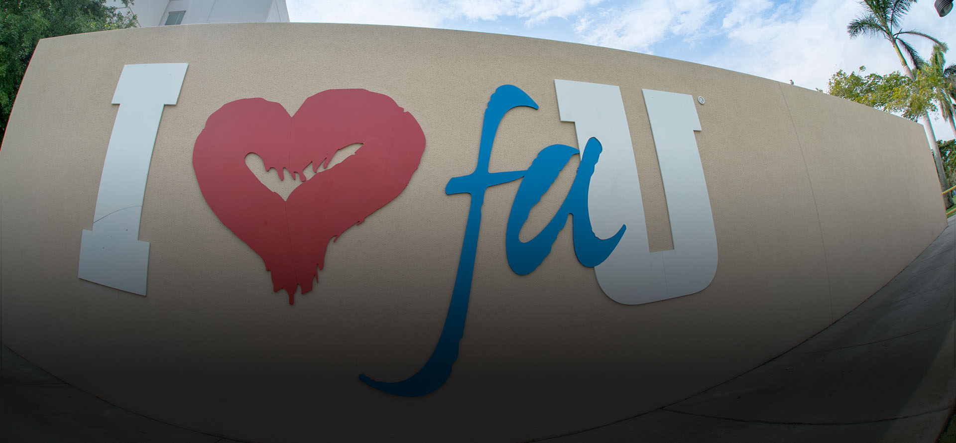 Sign that reads I heart FAU