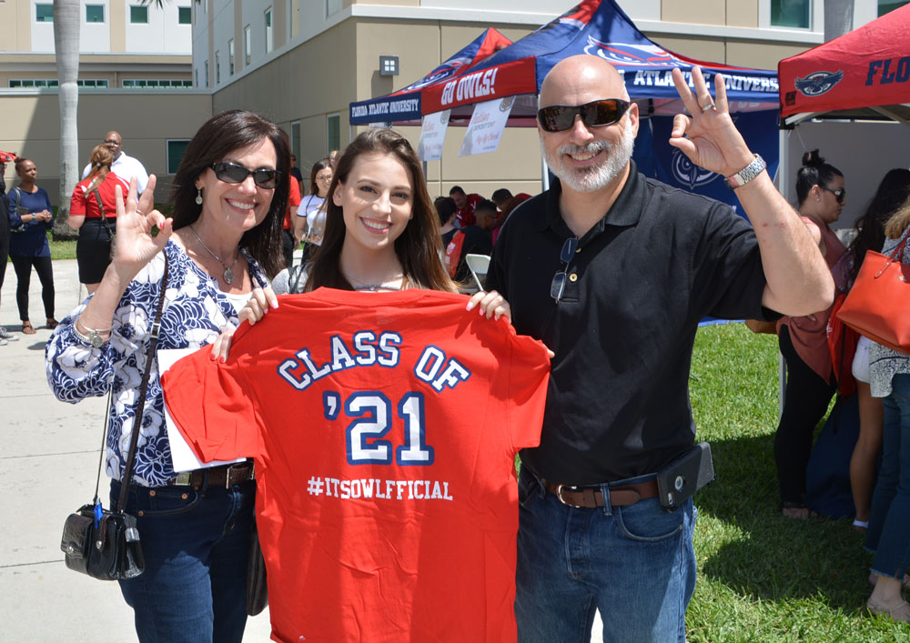 student and parents with a shirt saying class of 2021