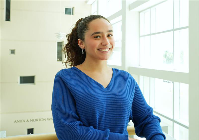 Headshot of Julianna Cross