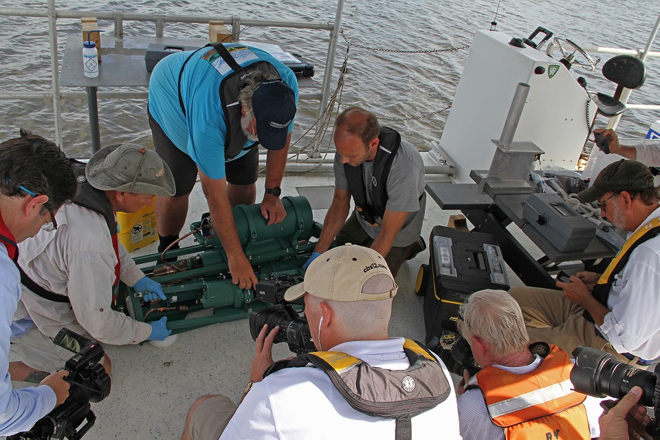 FAU Harbor Branch Installs Water Quality Monitoring Network