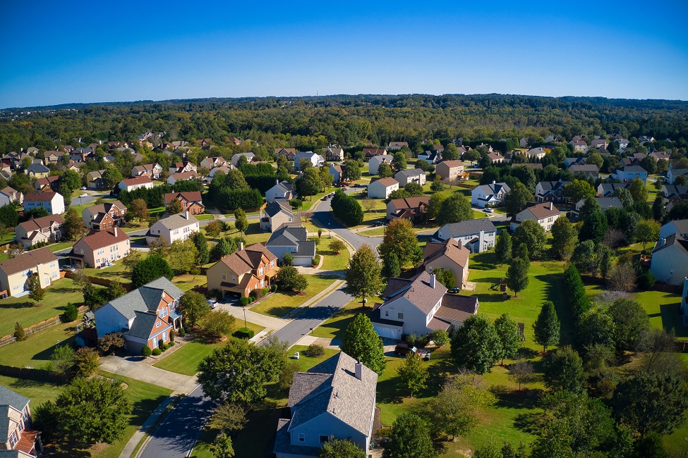 A aerial view of a neighborhood of homes.